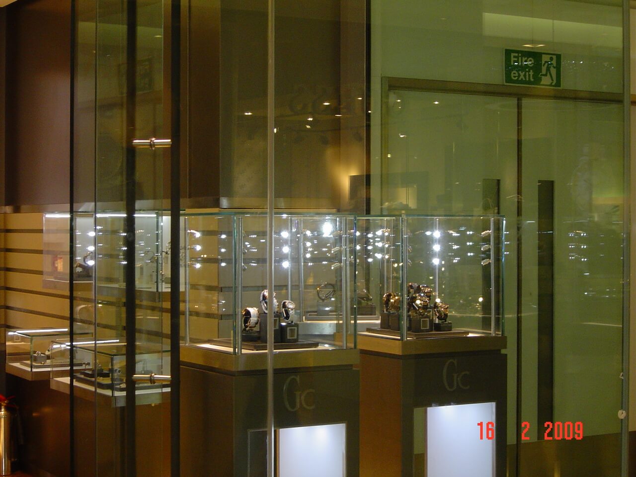 display-cases-london-store-2-mjlighting